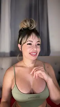 Holli_woul's cam snapshot