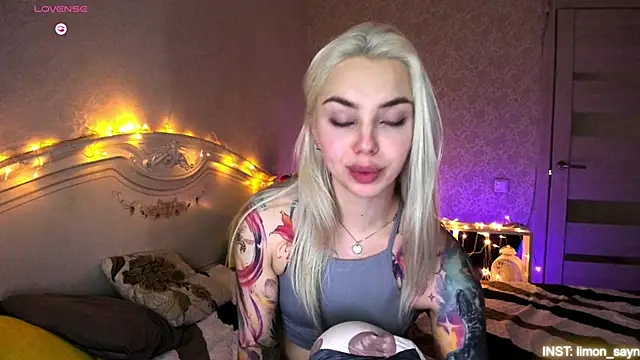 LillyMoure_'s cam snapshot