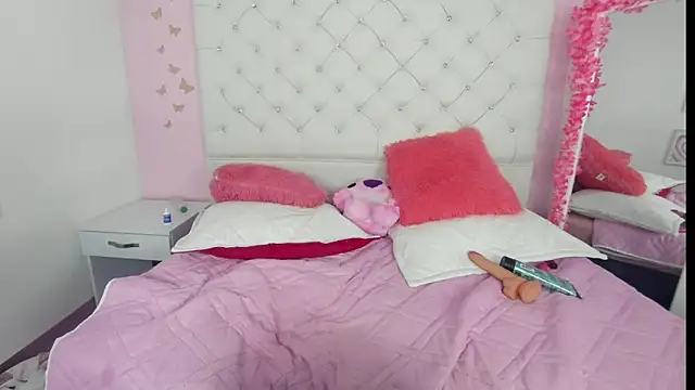 Clarita_Hill's cam snapshot