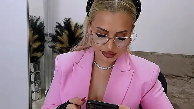 LovelyBlondyxx's cam snapshot