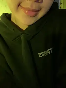 Uyennii02 live sex cam