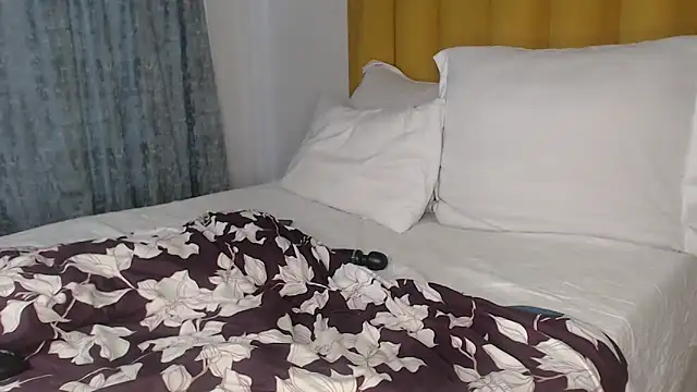 Bella_2025's cam snapshot