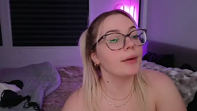 margot_robbie7's cam snapshot