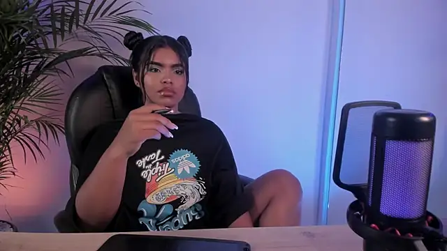 zoe_roux21's cam snapshot