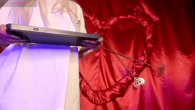 Luna-Chann live sex cam