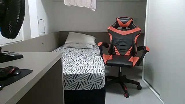 JUNINHOLEKEJR live sex cam