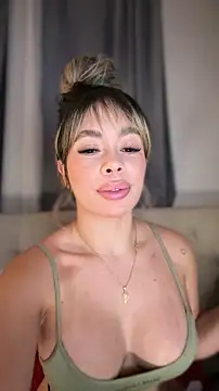 Holli_woul's cam snapshot