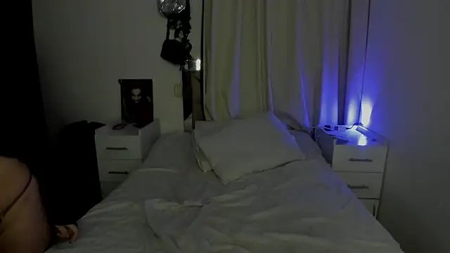 Lucyerobbie live sex cam