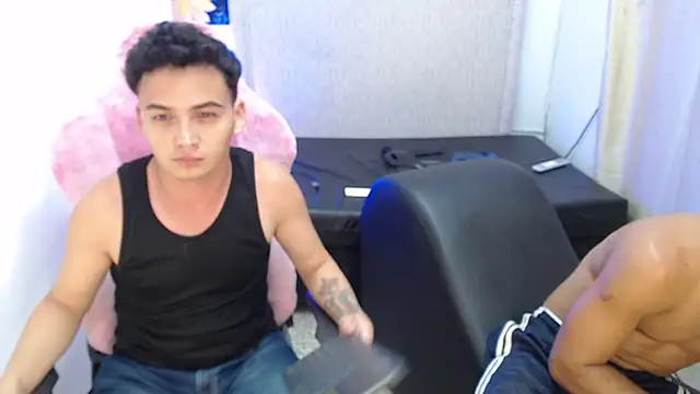 The_twinks_'s cam snapshot