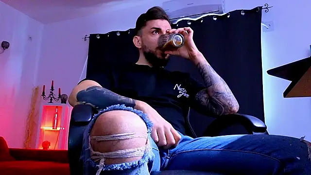 MightyAaron66 live sex cam