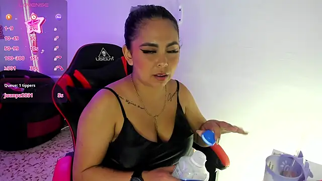 hillarybigboobs's cam snapshot