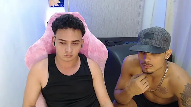 The_twinks_'s cam snapshot