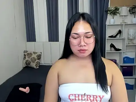TsUncutKaren live sex cam