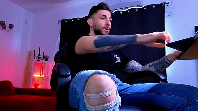 MightyAaron66 live sex cam