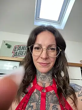 BrownieyQueen live sex cam