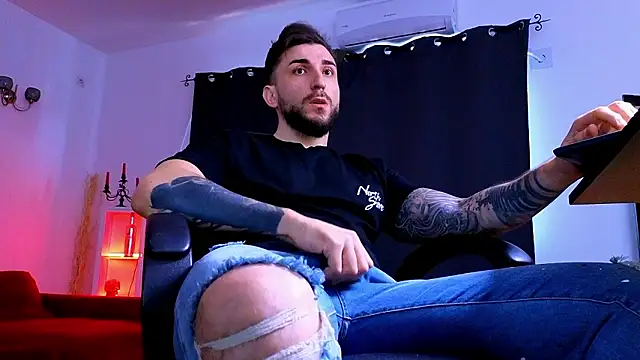 MightyAaron66 live sex cam