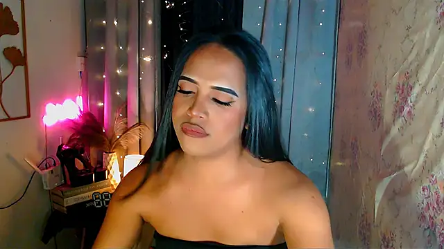 Lorainnelustts live sex cam