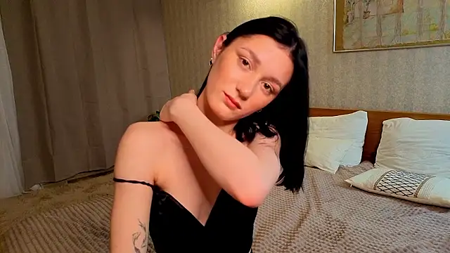 NikkyBee_'s cam snapshot