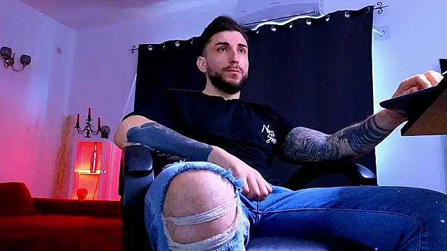 MightyAaron66 live sex cam