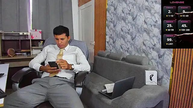 Hideintheoffice live sex cam