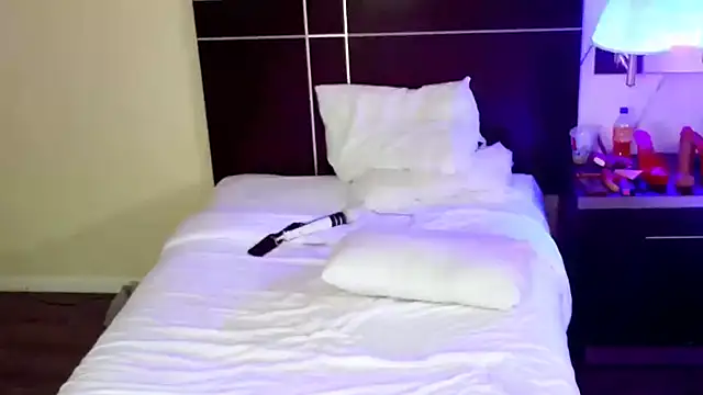 KRYZTALYNXXX live sex cam