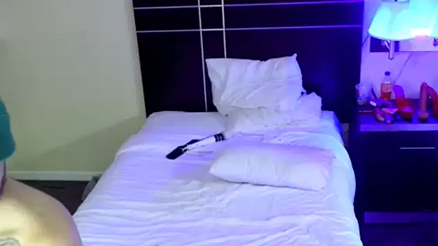 KRYZTALYNXXX live sex cam