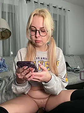 Livewithlucy live sex cam