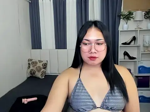 TsUncutKaren live sex cam