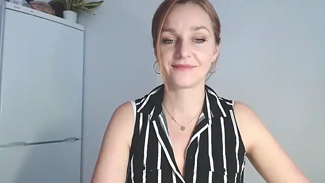 AliciaDesire live sex cam