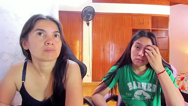 Emily_and_Soffy's cam snapshot