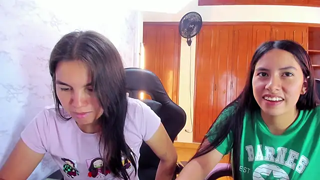 Emily_and_Soffy's cam snapshot