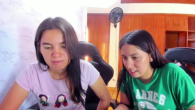 Emily_and_Soffy's cam snapshot