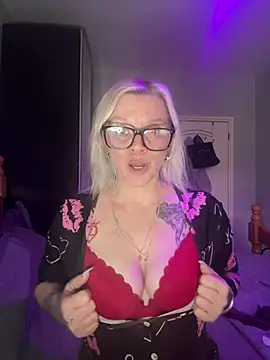 Curvy-Cleo's cam snapshot