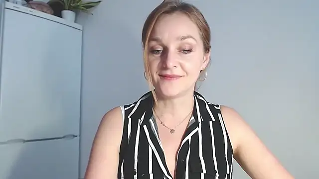 AliciaDesire live sex cam