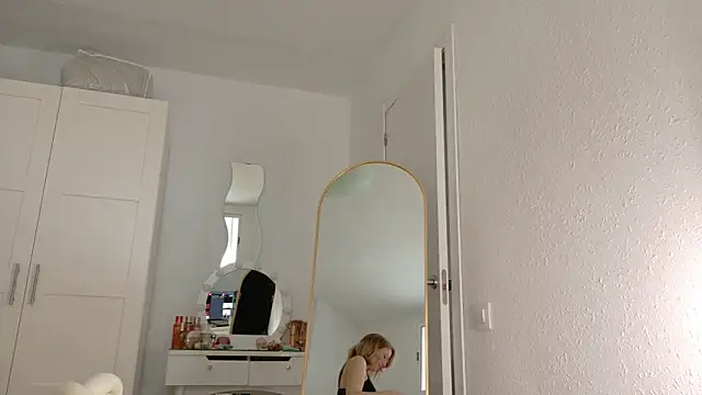 MissFrenchy live sex cam