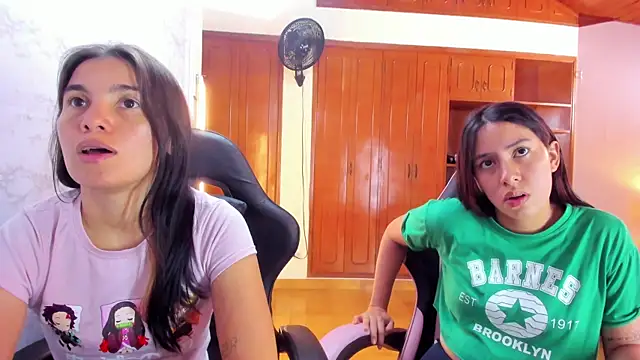 Emily_and_Soffy's cam snapshot