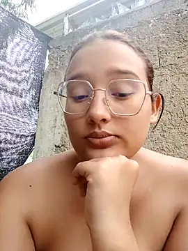 young_dairy01's cam snapshot