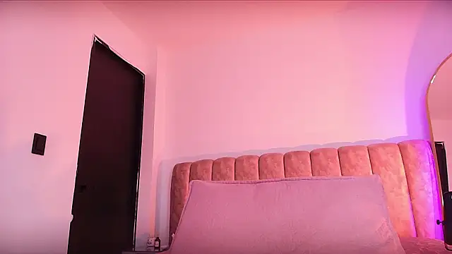 Auroraa_miller's cam snapshot