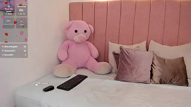 megan_sofiaa_'s cam snapshot