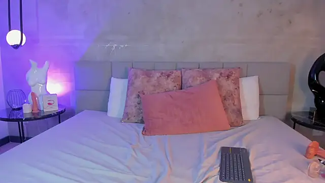 Lucianaaguzman's cam snapshot