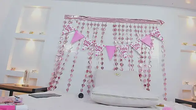 ikia_lopez_'s cam snapshot