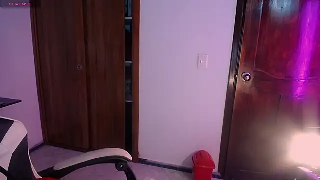 QueenRose94's cam snapshot