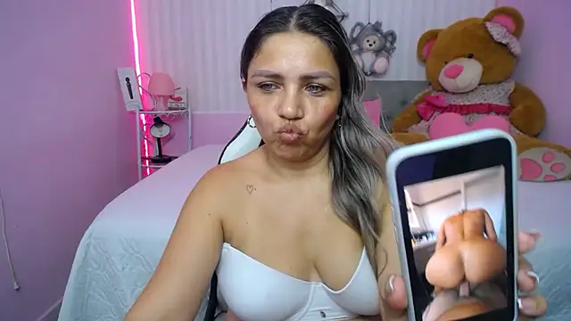 cum_bigass's cam snapshot