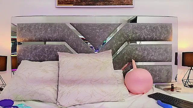 Katey_Curvy01_'s cam snapshot