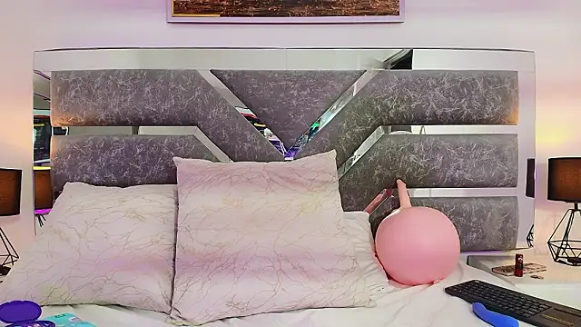 Katey_Curvy01_'s cam snapshot