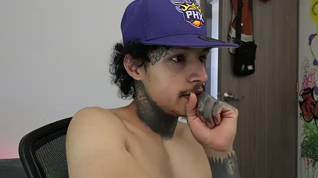 trieone live sex cam