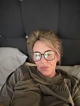 blondebitch2's cam snapshot