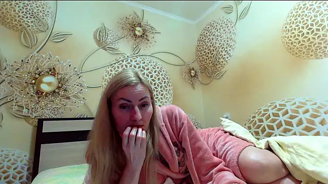 Yourrealgirl's cam snapshot