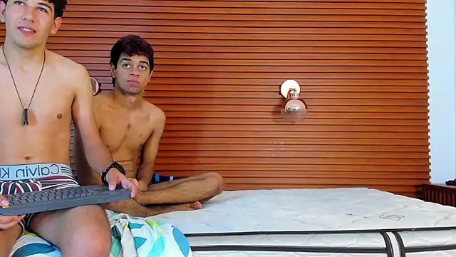 PeakkTwiins live sex cam