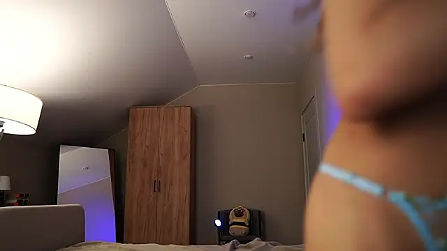 VikkiLustfull live sex cam